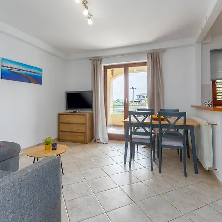 Apartman Hundefreundliches Mit Pool, Kinderspielplatz, Outdoor-kueche, Grill Kirmenjak