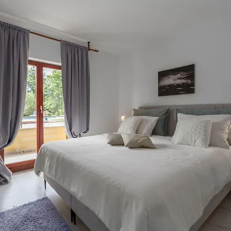 Apartman Hundefreundliches Mit Pool, Kinderspielplatz, Outdoor-kueche, Grill *