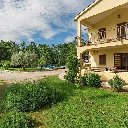 Apartman Hundefreundliches Mit Pool, Kinderspielplatz, Outdoor-kueche, Grill