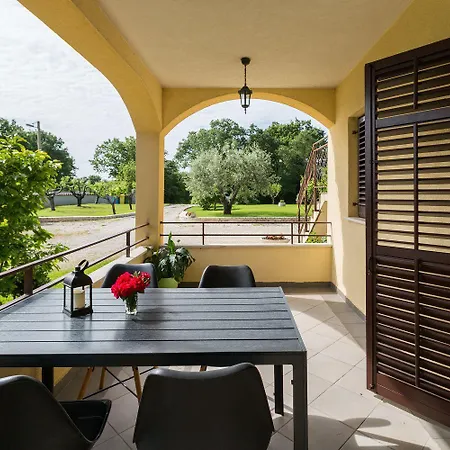Apartman Hundefreundliches Mit Pool, Kinderspielplatz, Outdoor-kueche, Grill *