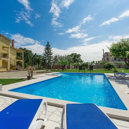 Hundefreundliches Mit Pool, Kinderspielplatz, Outdoor-kueche, Grill Apartman