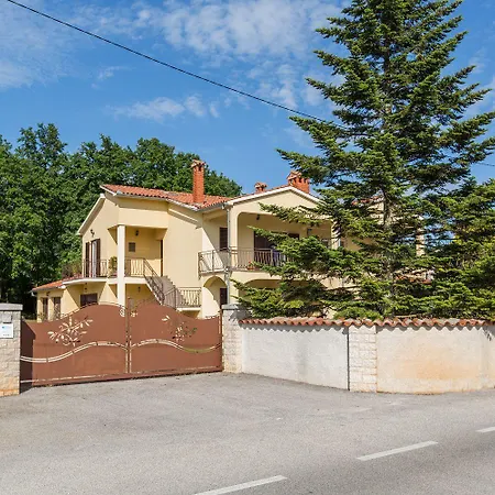 Hundefreundliches Mit Pool, Kinderspielplatz, Outdoor-kueche, Grill Apartman Kirmenjak
